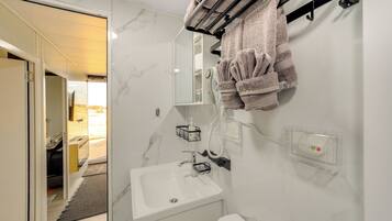 Hårtørrer, håndklæder