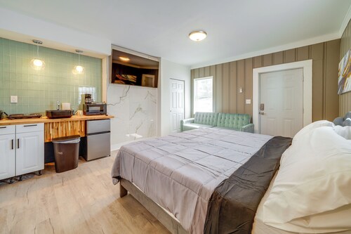 Explore the Hinton Historic District! Luxe Studio