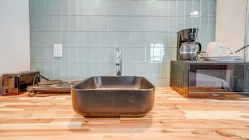 Jääkaappi, mikroaaltouuni, liesi, kahvin-/teenkeitin