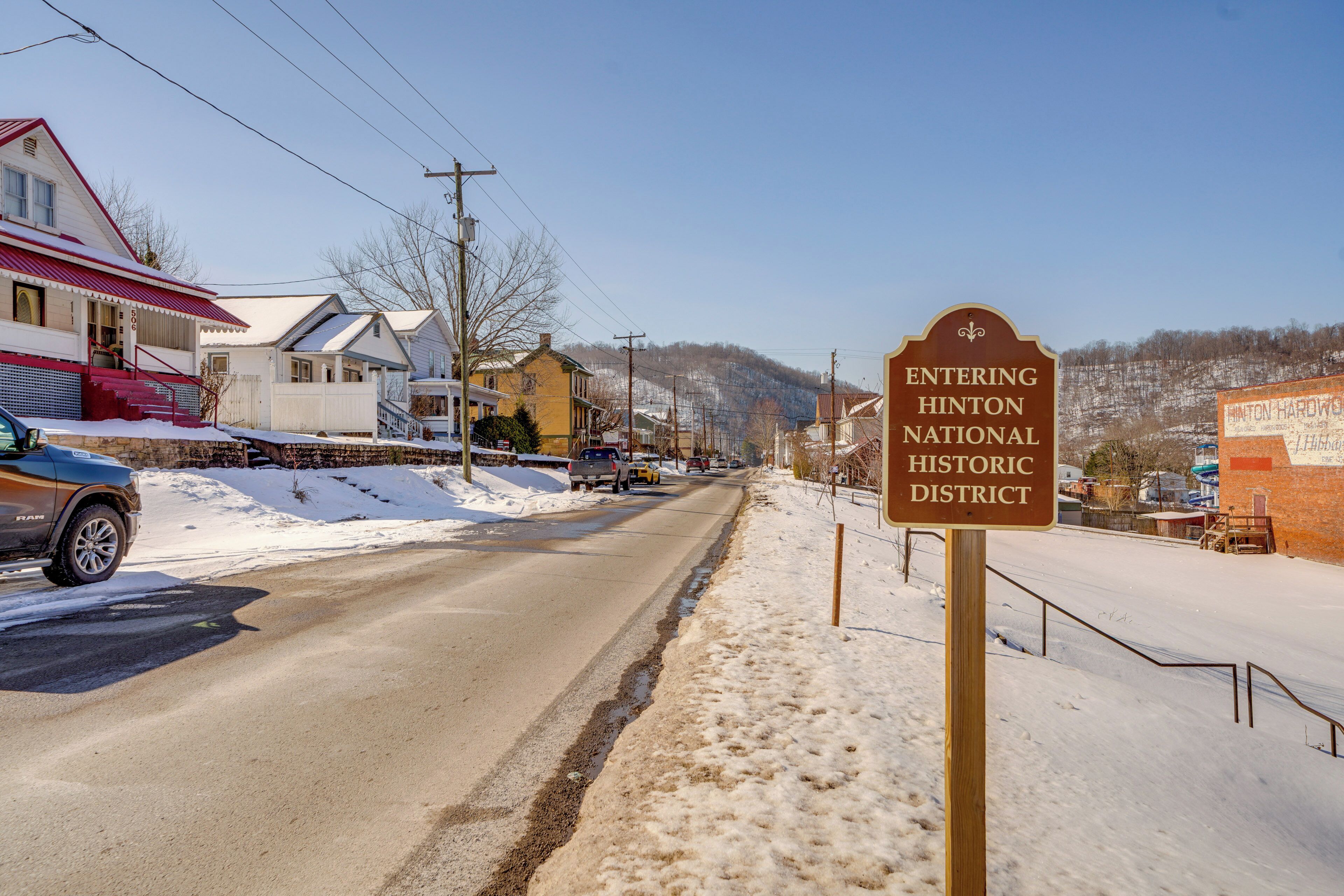 Un panneau de signalisation indiquant l’entrée du site historique national de Hinton.