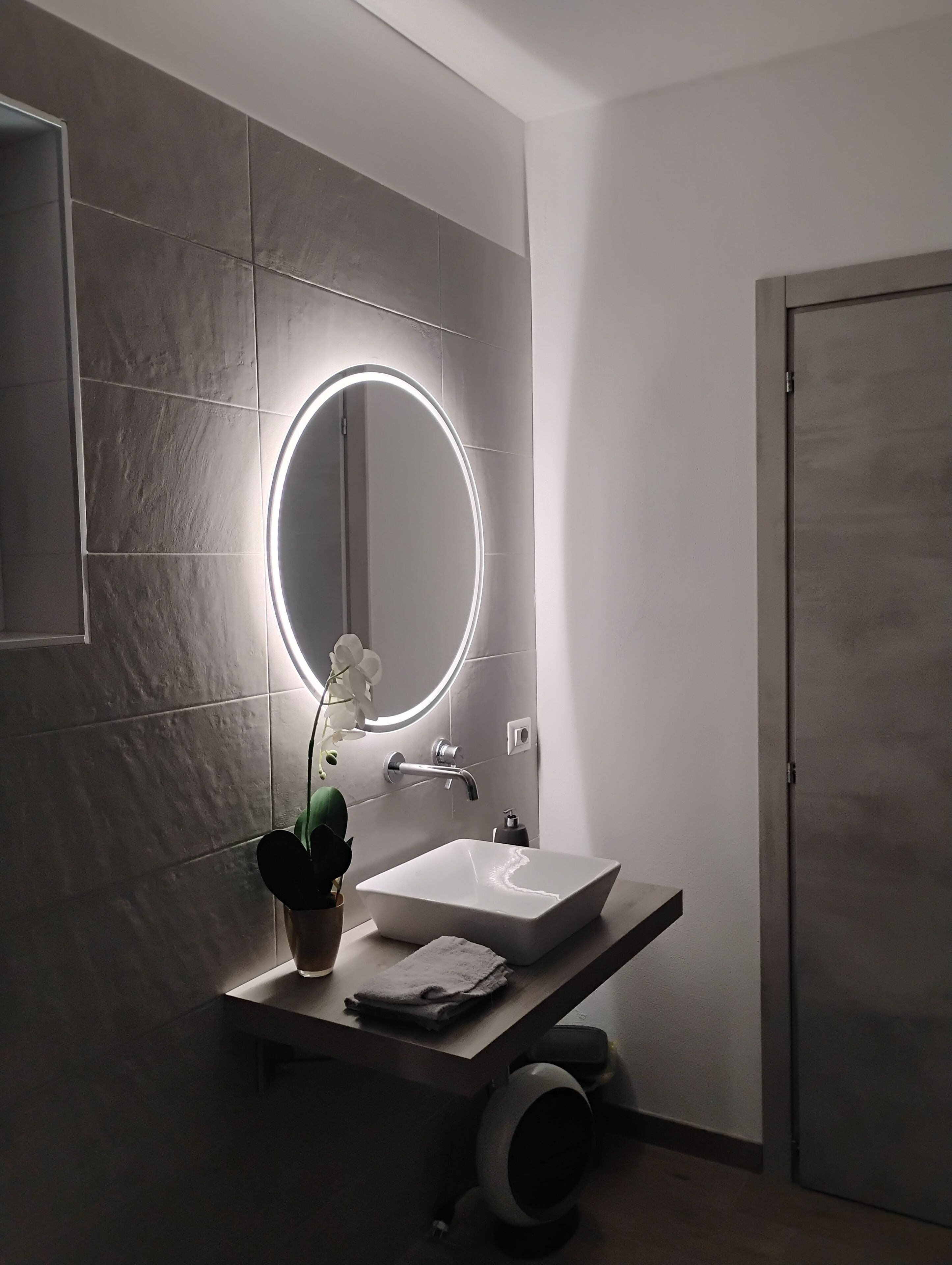 Haartrockner, Handtücher, Seife, Toilettenpapier