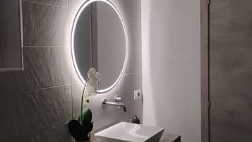 Haartrockner, Handtücher, Seife, Toilettenpapier