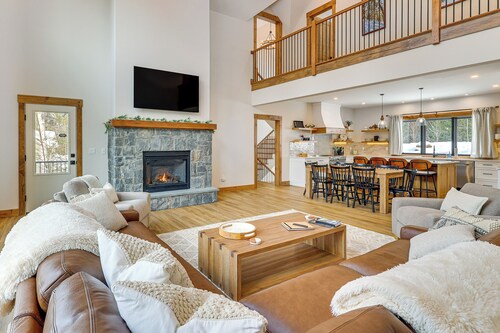 Luxe Mountain Home w/ Chef’s Kitchen & Okemo Views