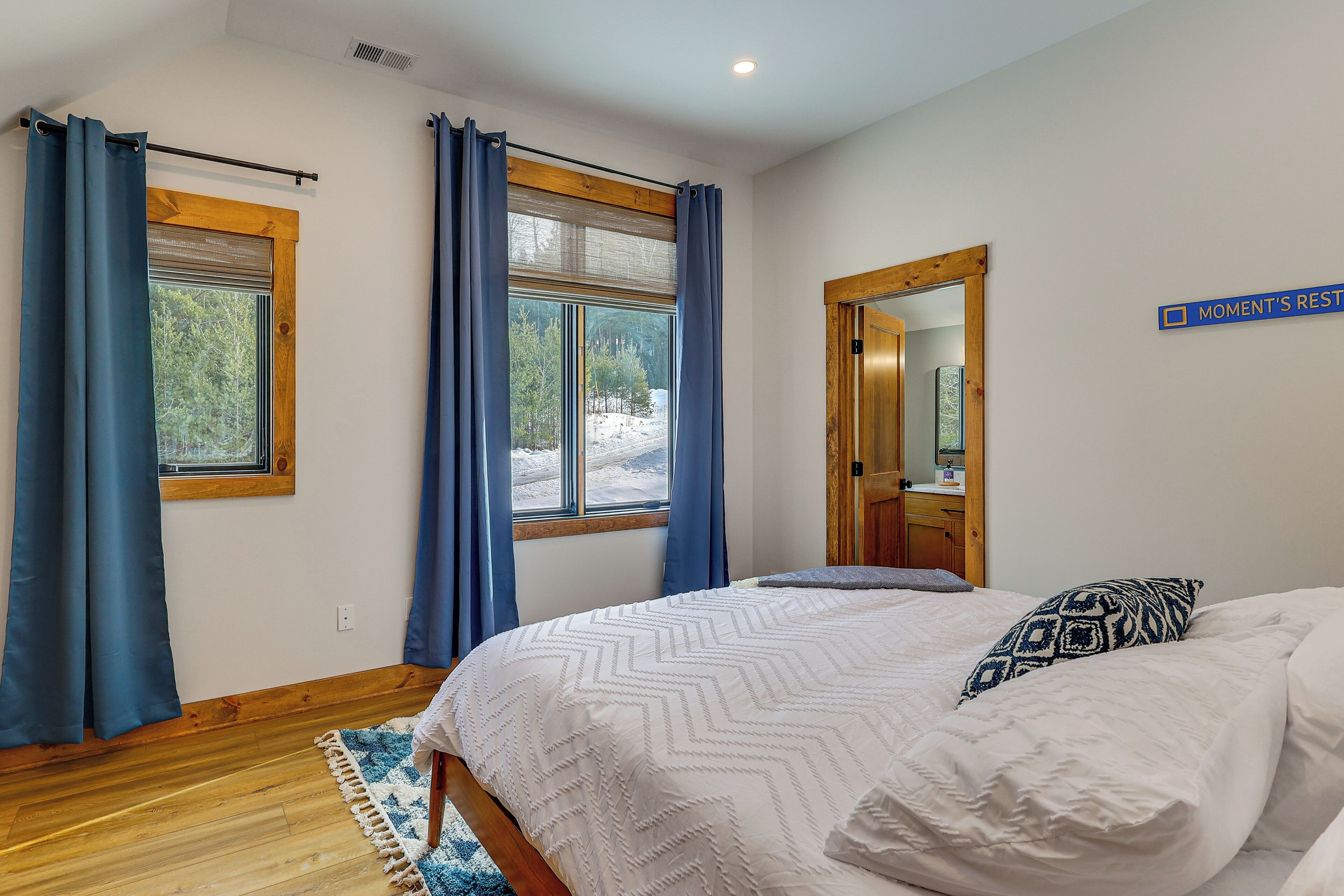 5 bedrooms, desk, iron/ironing board, travel crib