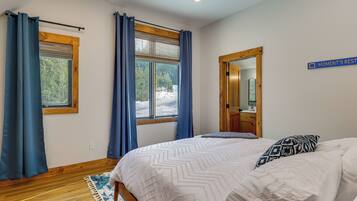 5 bedrooms, desk, iron/ironing board, travel crib