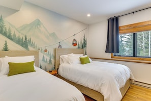 5 bedrooms, desk, iron/ironing board, travel cot - Luxe Mountain Home w/ Chef’s Kitchen & Okemo Views (Ludlow)