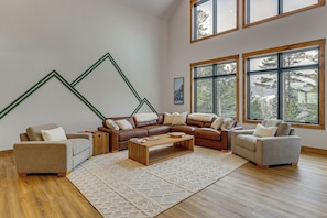 TV, fireplace, books, stereo - Luxe Mountain Home w/ Chef’s Kitchen & Okemo Views (Ludlow)