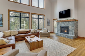 TV, fireplace, books, stereo - Luxe Mountain Home w/ Chef’s Kitchen & Okemo Views (Ludlow)