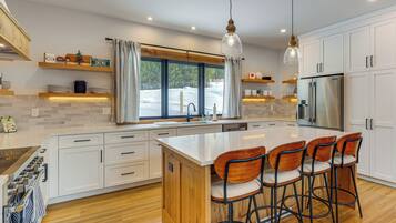 Fridge, microwave, stovetop, dishwasher