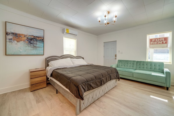 Tabla de planchar con plancha, internet y ropa de cama