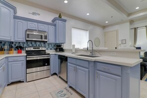 Fridge, microwave, stovetop, dishwasher - Steps to Pool & Beach! South Padre Island Getaway (South Padre Island)