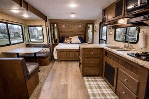 1 bedroom, WiFi, bed sheets - Lazy Trailside Retreat- RV (Archie)