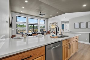 Private kitchen - *NEW*Private Chef-Family Friendly-Beach-Arcade Games-WI Dells (New Lisbon)