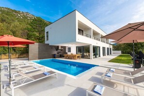 A heated pool - Villa Adria Blue – Luxury Villa with Heated Pool in the Kvarner Bay (Bakarac)