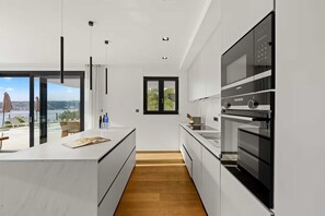 Fridge, microwave, oven, stovetop - Villa Adria Blue – Luxury Villa with Heated Pool in the Kvarner Bay (Bakarac)