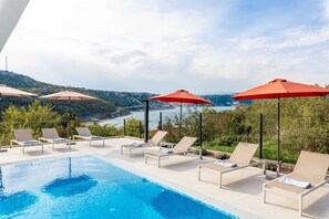 A heated pool - Villa Adria Blue – Luxury Villa with Heated Pool in the Kvarner Bay (Bakarac)