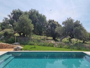 A heated pool - Experience Villa Kadila – Heated Pool & Sauna in a Timeless Olive Grove (Jakišnica)