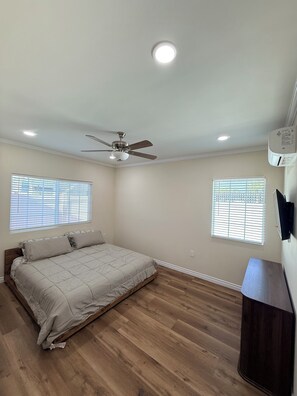 3 bedrooms, iron/ironing board, free WiFi, bed sheets - Modern Home 3BR, 2.5 Bath Sleeps 10 Close to DTLA (Los Angeles)
