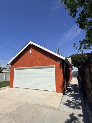 Property grounds - Modern Home 3BR, 2.5 Bath Sleeps 10 Close to DTLA (Los Angeles)