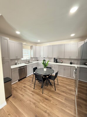 Fridge, microwave, oven, stovetop - Modern Home 3BR, 2.5 Bath Sleeps 10 Close to DTLA (Los Angeles)