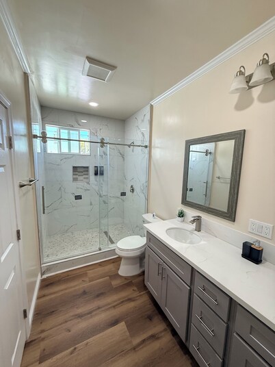 Modern Home 3BR, 2.5 Bath Sleeps 10 Close to DTLA