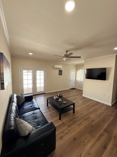 Modern 3BR LA Home near Downtown LA, Perfect for Families and Large Groups