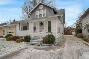 Exterior - Dog-Friendly Lake Erie Retreat  Walk to Beach (Ashtabula)