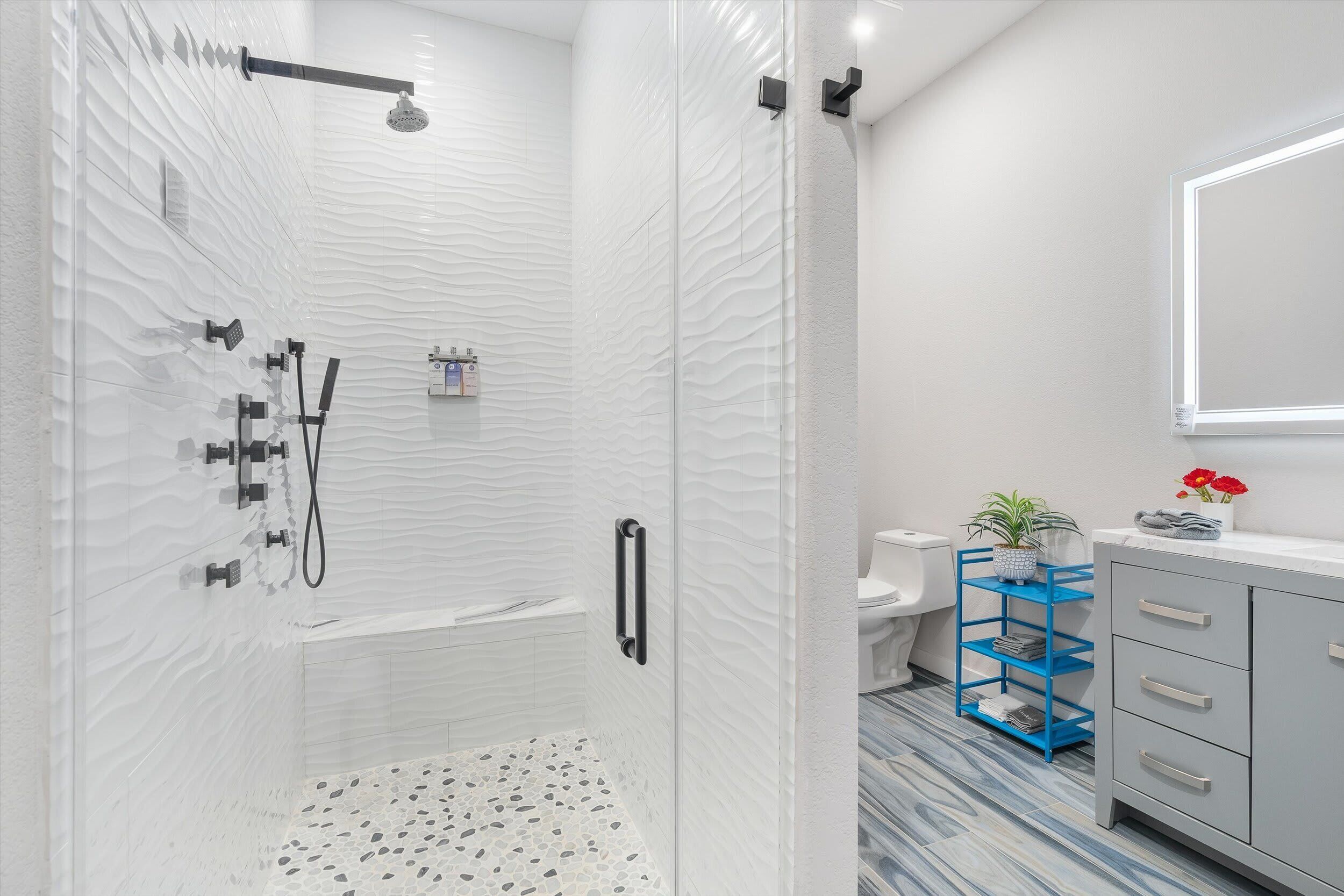 Een douche, een haardroger, handdoeken, shampoo