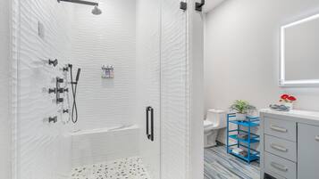 Een douche, een haardroger, handdoeken, shampoo