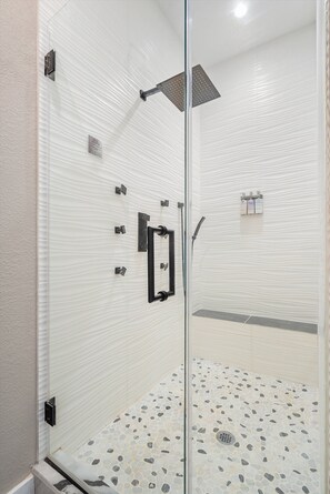 Een douche, een haardroger, handdoeken, shampoo
