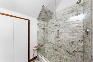 Douche, séchoir à cheveux, serviettes fournies, savon