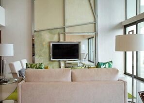 TV - 3-bedroom 3-story loft with rooftop hot tub in Cancun (Cancun)