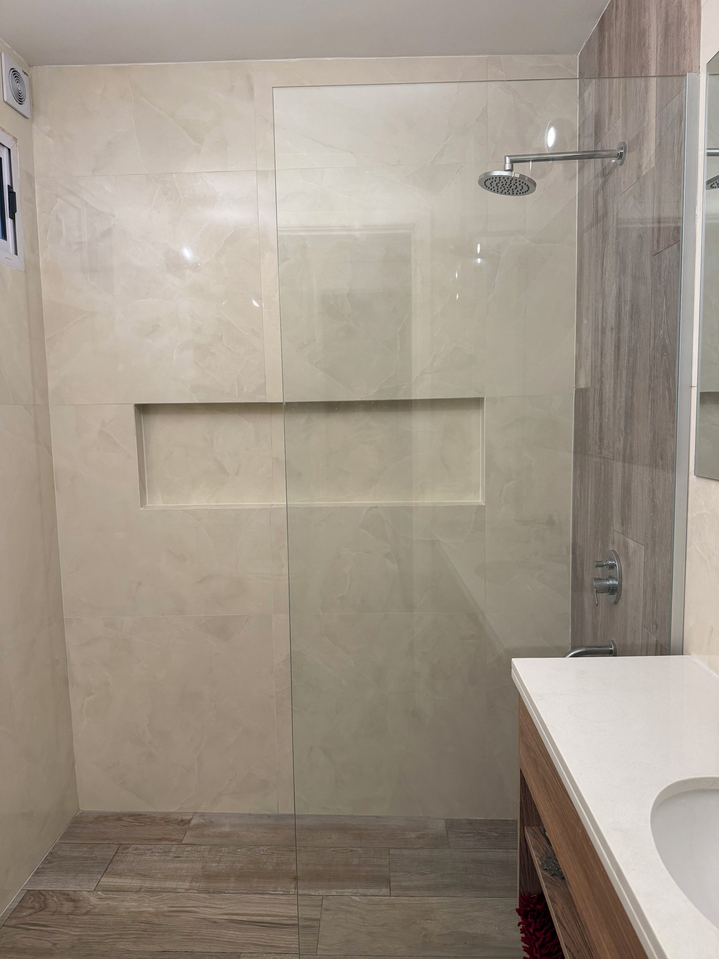 Ducha, secador de pelo, toallas, jabón