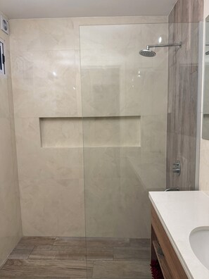 Ducha, secador de pelo, toallas, jabón