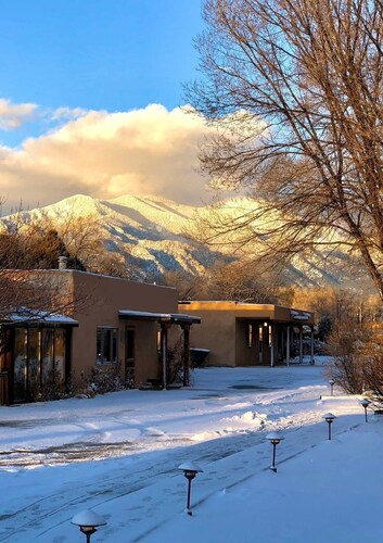 Beautiful 1b/1ba condo in downtown Taos, NM!