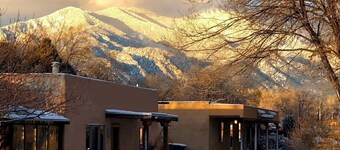 Beautiful 1b/1ba condo in downtown Taos, NM!