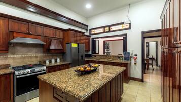 Full-size fridge, microwave, oven, stovetop