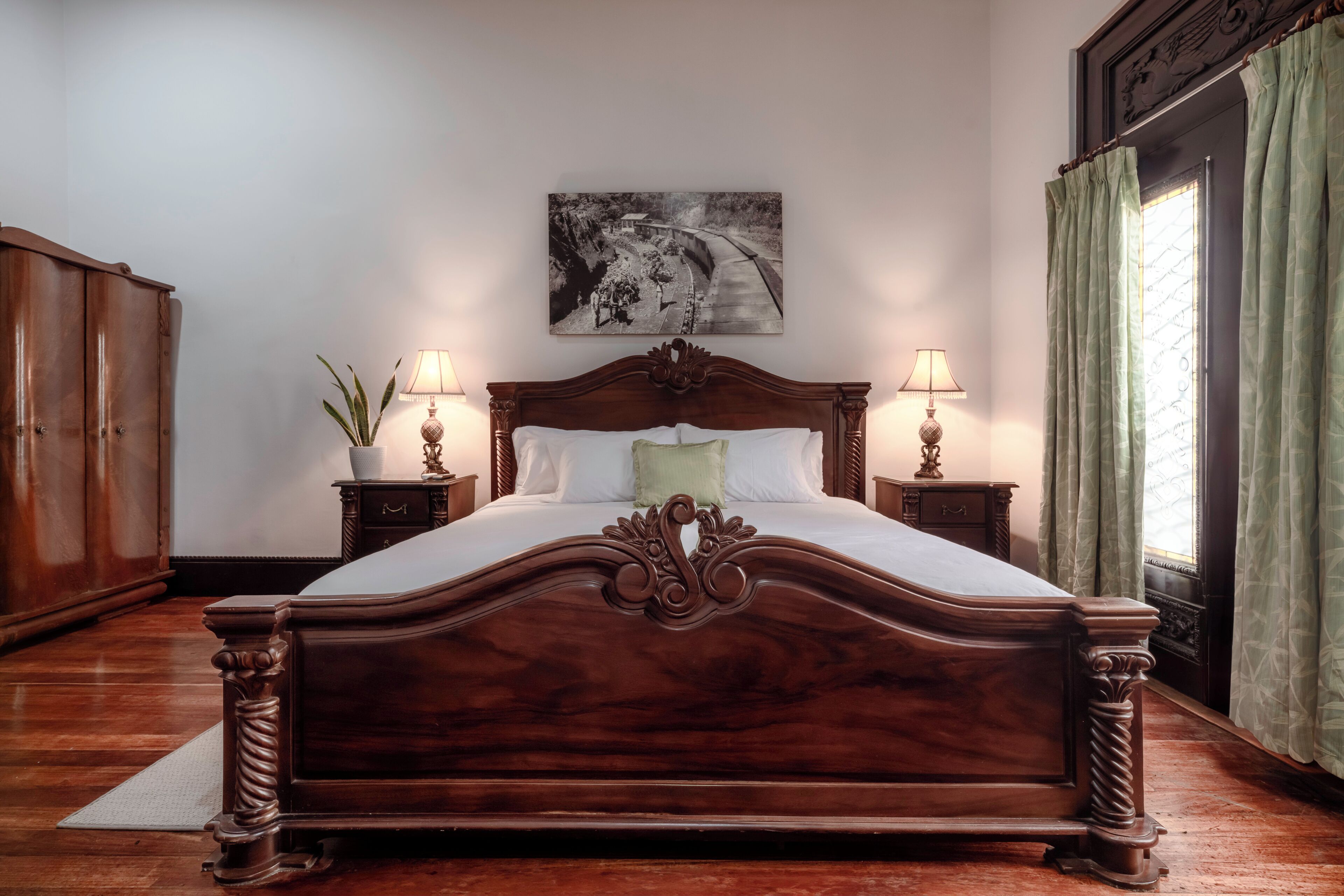 Deluxe House | In-room safe, blackout curtains, iron/ironing board, free WiFi