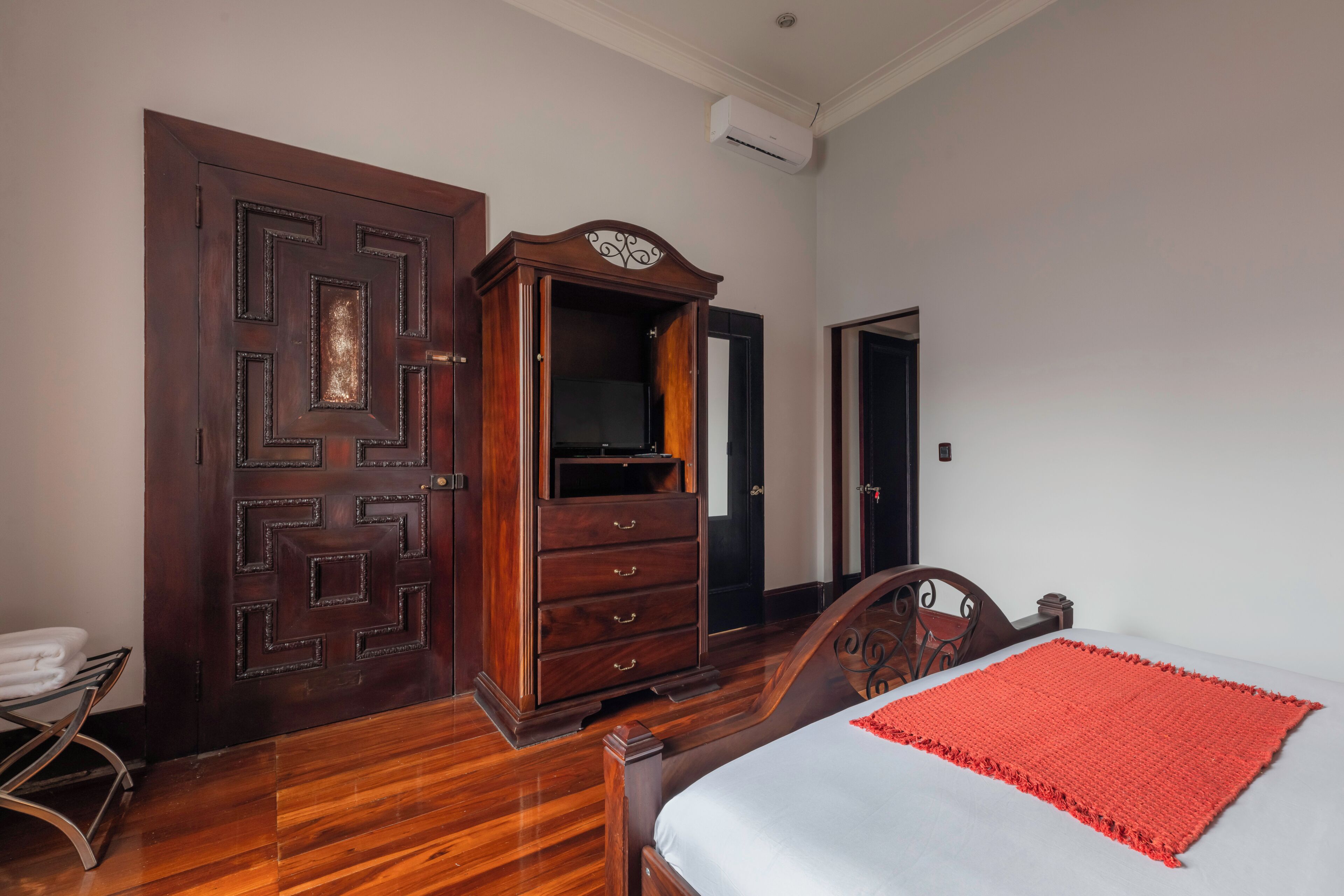 Deluxe House | Peti besi dalam bilik, langsir/tirai gelap terus 