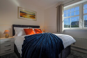 2 bedrooms, iron/ironing board, WiFi, bed sheets - Perfect for Contractors + Families + Free Parking! (Walsall)