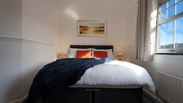 2 bedrooms, iron/ironing board, WiFi, bed sheets