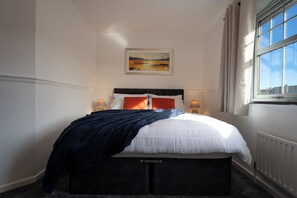 2 bedrooms, iron/ironing board, WiFi, bed sheets - Perfect for Contractors + Families + Free Parking! (Walsall)