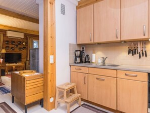 Fridge, microwave, dishwasher, cookware/dishes/utensils