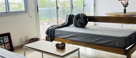 1 soverom, skrivebord, reiseseng for barn og wi-fi (inkludert)