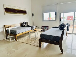 Escritorio, cuna de viaje, wifi gratis y ropa de cama 