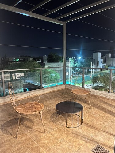 3 minutes from the convention center and the Kempes. In Valle Escondido