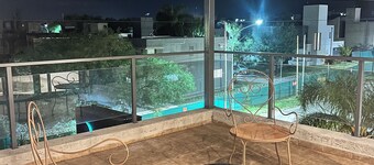 3 minutes from the convention center and the Kempes. In Valle Escondido