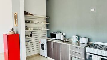 Fridge, microwave, oven, coffee/tea maker