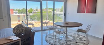 3 minutes from the convention center and the Kempes. In Valle Escondido