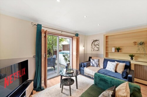Central London Stay | Driveway Parking - Sleeps 6